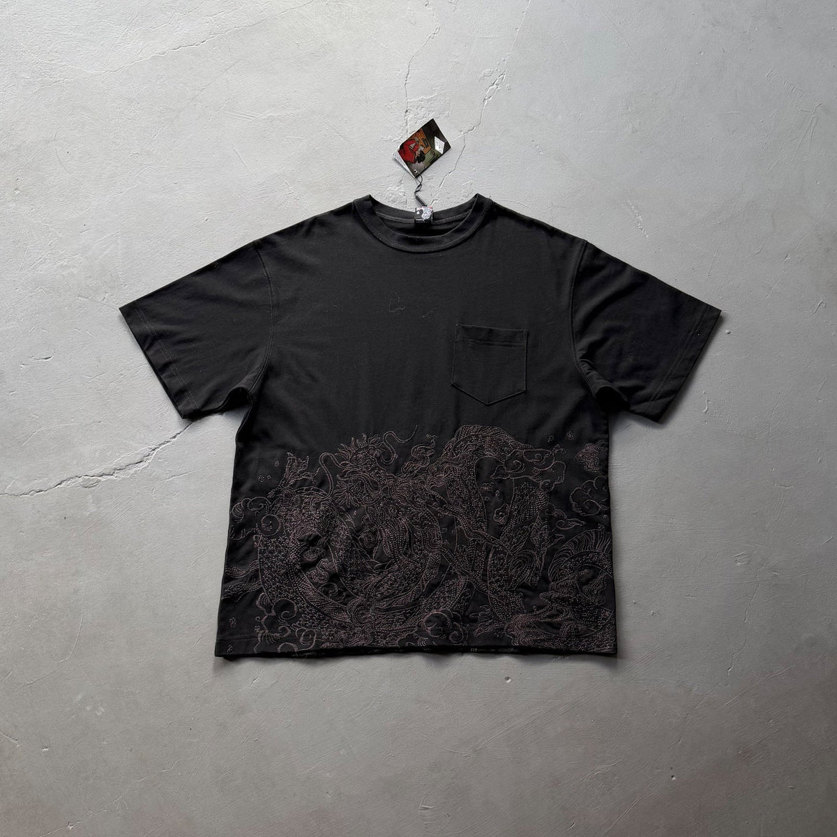 Derschutze Dense Texture Hem Embroidery Pocket Tee - Black